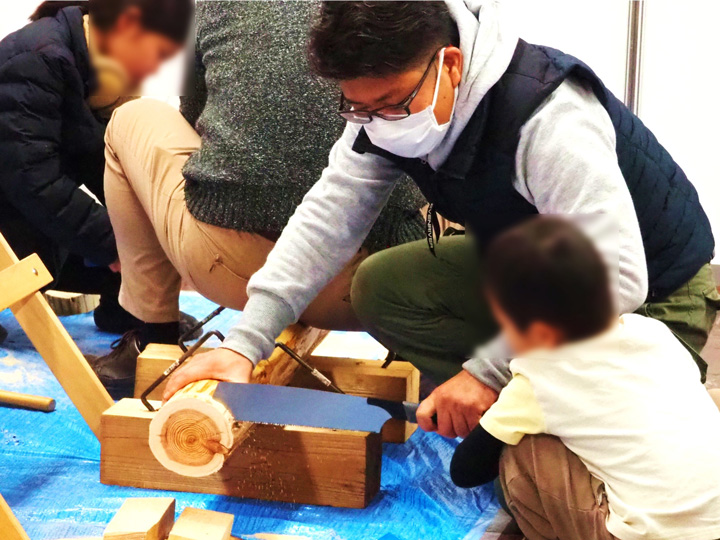 体験コーナー（丸太切り）