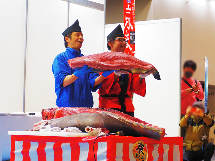 イベントステージ（京まぐろ解体ショー）